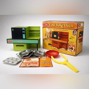 Rare NIB Vintage Betty Crocker Easy-Bake Oven Set in Avocado Green 70s